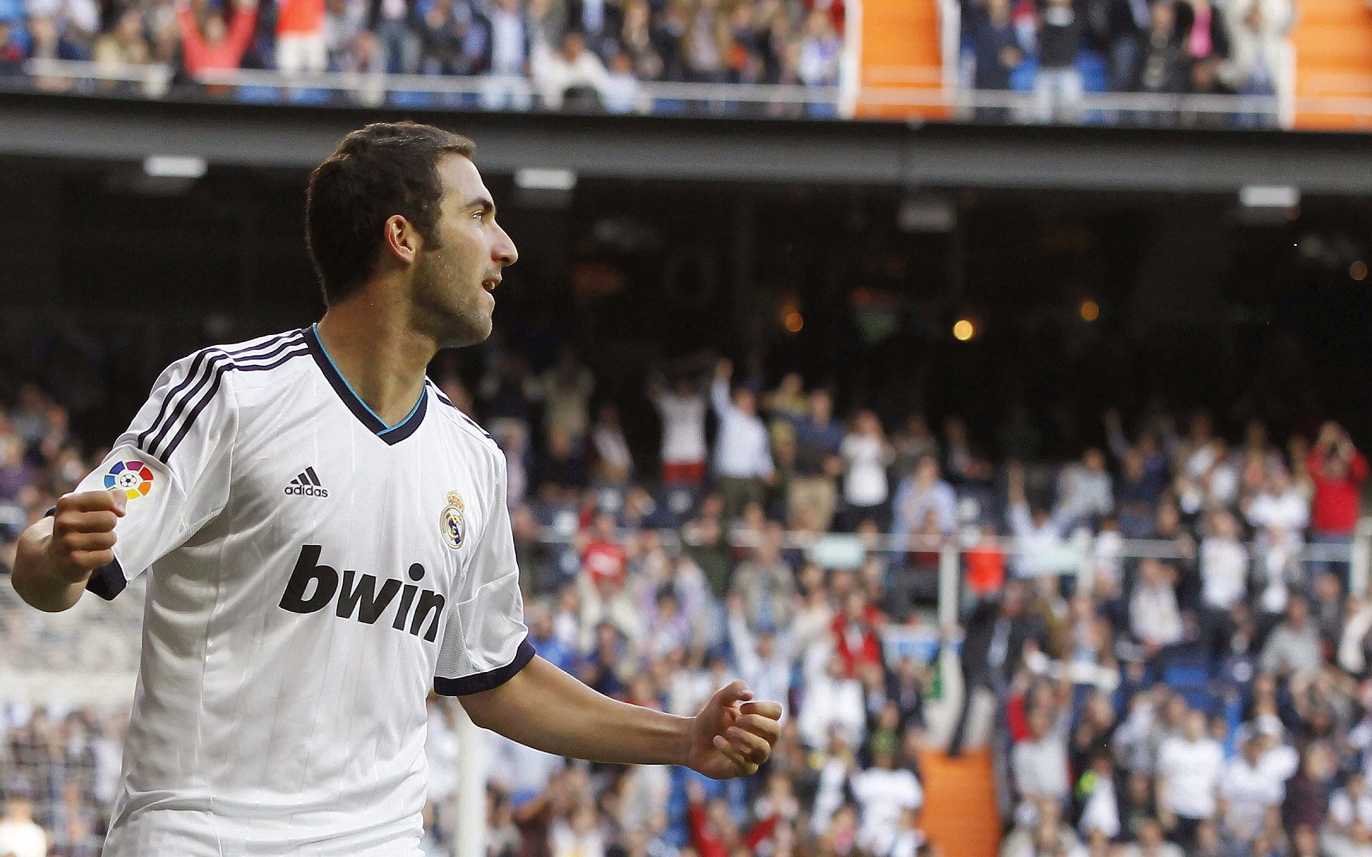 中国足球国家队实行分阶段任务目标制度，中国足球队分类